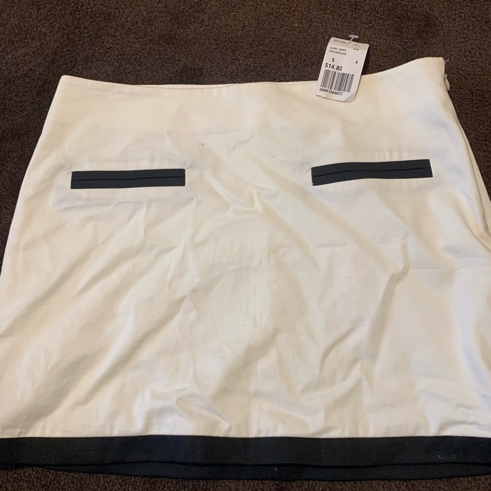 Forever 21 white/black skirt. NWT size S.